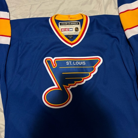 NHL St. Louis Blues team hockey jersey with fight strap size 46 super condition - Picture 4 of 4